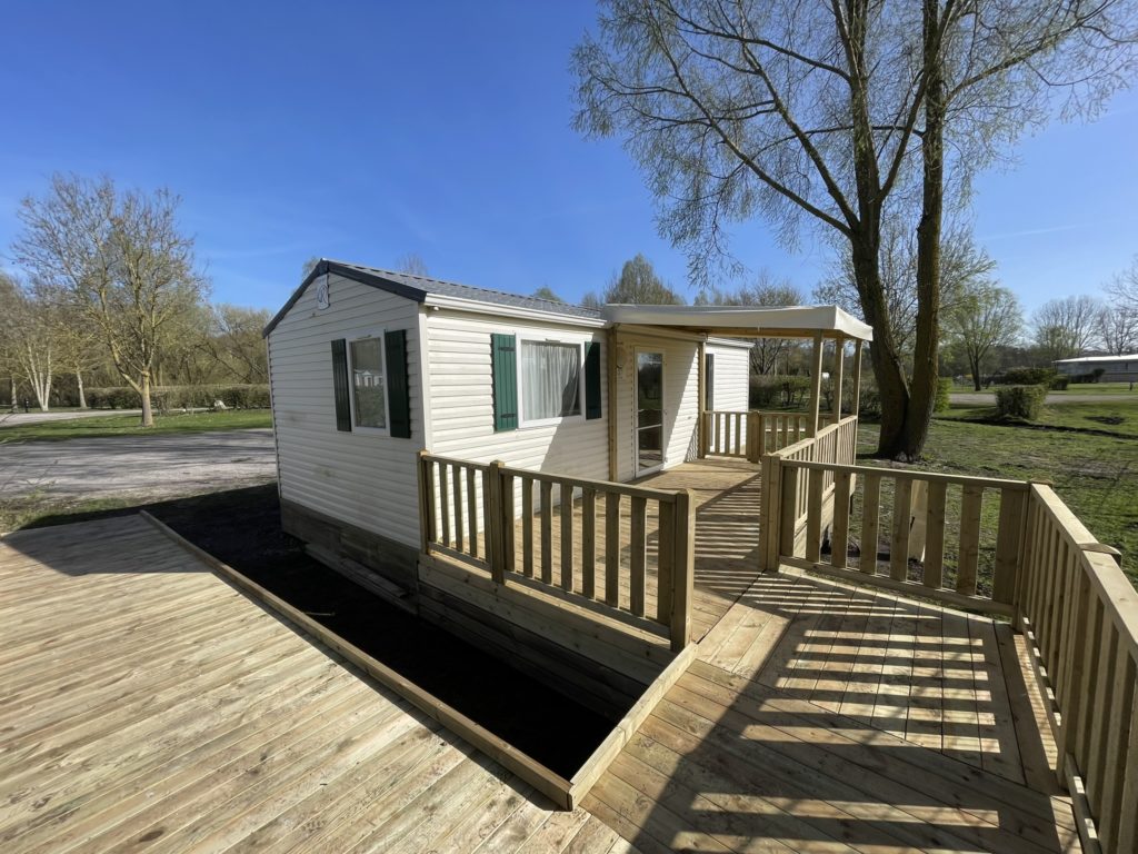 Terrasse extérieure en bois semi couverte du mobil home PMR