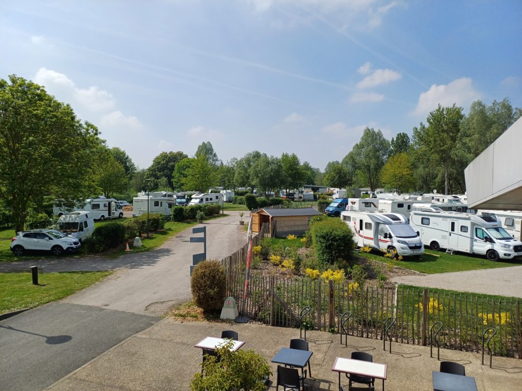 Vue sur le camping et l'aire de camping-car