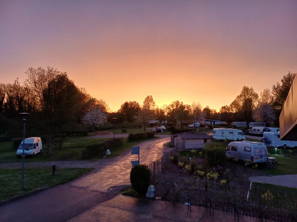 Aire camping car au coucher de soleil