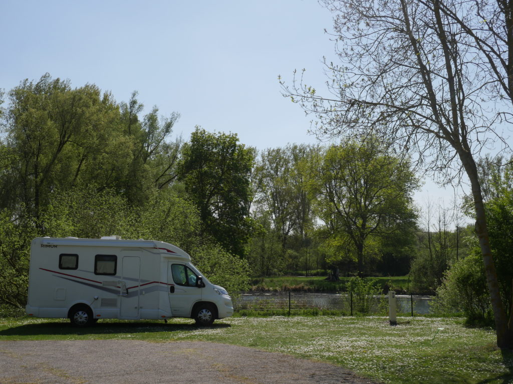 camping car stationnés camping bord de l'eau