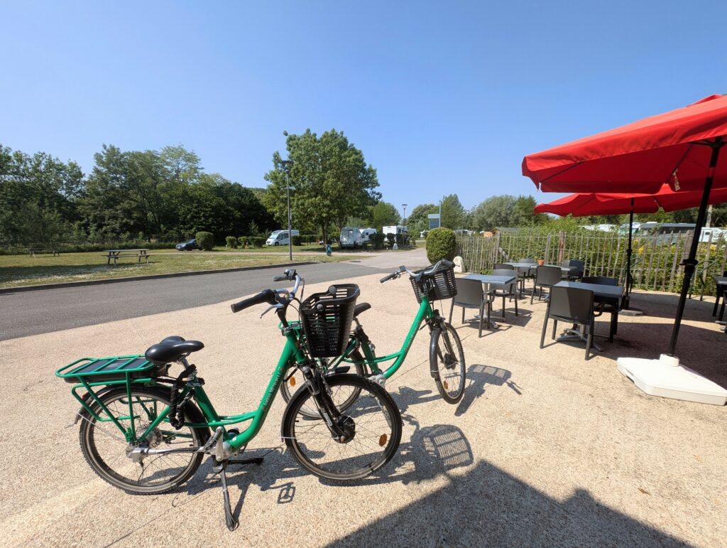 Vélos électriques sur la terrasse du bar